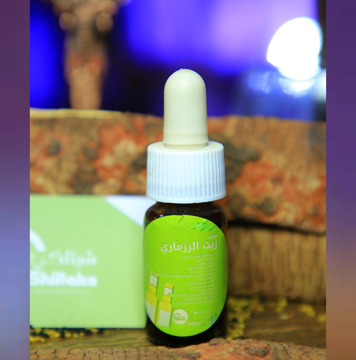 زيت الرزماري المقطر الخام هو زيت عطري طبيعي مستخلص من أوراق نبات الرزماري باستخدام طريقة التقطير بالبخار. يمتاز هذا الزيت بخصائصه العلاجية القوية التي جعلته من أكثر الزيوت الطبيعية استخدامًا في العناية بالجسم والشعر والصحة العامة. بفضل رائحته المنعشة والمركبات الفعالة التي يحتوي عليها، يعد زيت الرزماري من الزيوت الأساسية المثالية لتحسين التركيز وتنشيط الذاكرة، بالإضافة إلى فوائده العديدة لصحة الشعر والبشرة. --- المكونات الرئيسية 1. كافور (Camphor): مركب فعال يعزز الدورة الدموية ويساعد على تخفيف الألم. 2. ألفا بينين (Alpha-Pinene): يعد من المركبات الأساسية التي تسهم في تحسين صحة الجهاز التنفسي وتعزيز التركيز. 3. مركبات الفلافونويد: لها خصائص مضادة للأكسدة التي تساعد في مكافحة الجذور الحرة. 4. روزمارينيك أسيد (Rosmarinic Acid): مركب فعال يمتلك خصائص مضادة للبكتيريا والفطريات، ويساعد في تحسين صحة الجلد والشعر. --- أهم الميزات 1. تحسين الذاكرة والتركيز: يساعد زيت الرزماري في تحسين التركيز وزيادة القدرة على التذكر بفضل تأثيره المنبه على الدماغ، مما يجعله مثاليًا للاستخدام أثناء الدراسة أو العمل. 2. تعزيز الدورة الدموية: يحتوي زيت الرزماري على مركب الكافور الذي يعزز الدورة الدموية، مما يساعد في تحسين تدفق الدم إلى جميع أنحاء الجسم. 3. علاج مشاكل الشعر: يساعد زيت الرزماري في تنشيط فروة الرأس، مما يعزز نمو الشعر ويحسن كثافته. كما أنه يقلل من تساقط الشعر ويمنع ظهور القشرة. 4. مكافحة الألم: يستخدم زيت الرزماري كمسكن طبيعي للألم، حيث يُعتبر من الزيوت الفعالة لتخفيف آلام العضلات والمفاصل. 5. مضاد للبكتيريا والفطريات: يحتوي الزيت على خصائص مضادة للبكتيريا والفطريات، مما يجعله مثاليًا للمساعدة في علاج بعض مشاكل الجلد مثل حب الشباب والالتهابات الجلدية. 6. مفيد للجهاز التنفسي: يعمل زيت الرزماري على تحسين التنفس وتنشيط الشعب الهوائية، مما يجعله مفيدًا في علاج التهابات الجهاز التنفسي ونزلات البرد. --- المادة الفعالة القوية كافور (Camphor): يعمل على تحفيز الدورة الدموية والتخفيف من الألم. ألفا بينين (Alpha-Pinene): يساعد في تعزيز التركيز وتحسين وظائف الجهاز التنفسي. روزمارينيك أسيد (Rosmarinic Acid): يمتلك خصائص مضادة للبكتيريا والفطريات ومضادة للأكسدة. --- طريقة الاستخدام 1. لتحفيز الذاكرة والتركيز: ضع قطرة أو قطرتين من زيت الرزماري على راحة يدك، ثم استنشق الرائحة بعمق لزيادة التركيز وتحفيز الدماغ. 2. لعلاج مشاكل الشعر: امزج زيت الرزماري مع زيت ناقل مثل زيت جوز الهند أو زيت الجوجوبا، ثم دلك به فروة رأسك لمدة 5-10 دقائق. اتركه لمدة 30 دقيقة قبل غسله بالشامبو. 3. لعلاج آلام العضلات والمفاصل: ضع بضع قطرات من الزيت على المنطقة المصابة، ثم دلك برفق لتخفيف الألم وتحسين الدورة الدموية. 4. لعلاج البشرة: يمكن إضافة بضع قطرات من الزيت إلى كريم البشرة أو زيت الوجه الخاص بك لعلاج حب الشباب أو التهابات الجلد. 5. لصحة الجهاز التنفسي: ضع بضع قطرات من الزيت في موزع الهواء أو في ماء دافئ واستنشق البخار لتخفيف الاحتقان وتحسين التنفس. زيت الرزمارى