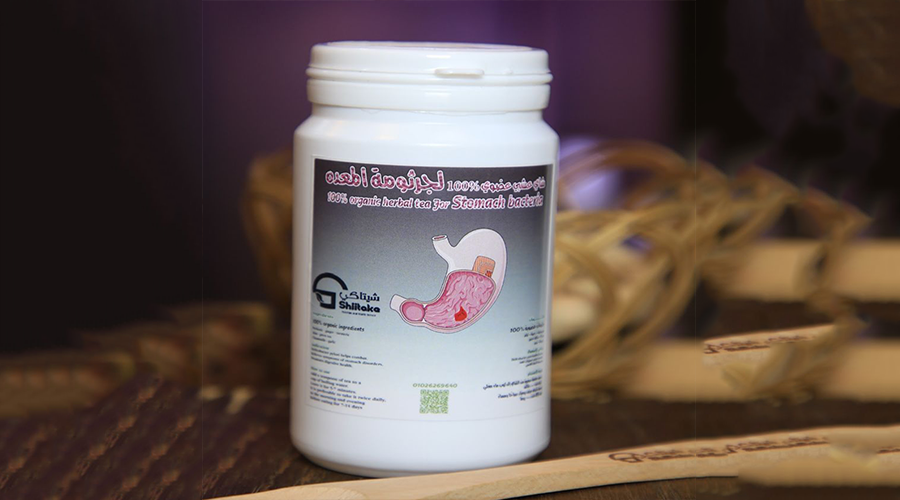 شاي السوبر لجرثومة المعدة – الحل الطبيعي لدعم صحة الجهاز الهضمي إذا كنت تعاني من جرثومة المعدة أو ما يُعرف بـ Helicobacter pylori، فأنت تعرف جيدًا مدى الإزعاج الذي تسببه من حموضة، انتفاخ، وآلام مستمرة. وهنا يأتي شاي السوبر كخيار طبيعي وآمن يساعد في تخفيف الأعراض ودعم صحة المعدة والجهاز الهضمي. ما هو شاي السوبر لجرثومة المعدة؟ شاي السوبر هو مزيج عشبي طبيعي 100%، يحتوي على مجموعة من الأعشاب الطبية المعروفة بخصائصها المضادة للبكتيريا والالتهابات، مثل: الزنجبيل: يهدئ المعدة ويخفف التهيج. النعناع: يقلل الانتفاخ ويساعد على الهضم. البابونج: مضاد للالتهابات ويهدئ المعدة. الشمر: يحارب الغازات ويدعم صحة الجهاز الهضمي. فوائد شاي السوبر لجرثومة المعدة المساهمة في تخفيف أعراض جرثومة المعدة مثل الحموضة والحرقة. دعم عملية الهضم وتقليل الانتفاخ. المساعدة في تقليل نمو البكتيريا الضارة داخل المعدة. تهدئة التهابات بطانة المعدة. طريقة استخدام شاي السوبر ضع كيس شاي السوبر في كوب ماء ساخن. اتركه لمدة 5-7 دقائق حتى تتجانس المكونات. يُشرب مرتين يوميًا بعد الأكل للحصول على أفضل نتيجة. لماذا تختار شاي السوبر؟ مكونات طبيعية وآمنة. مناسب للاستخدام اليومي. يساعد على تحسين صحة المعدة دون آثار جانبية خطيرة. ???? نصيحة مهمة: شاي السوبر مكمل غذائي طبيعي، ولا يُغني عن استشارة الطبيب أو العلاج الطبي الموصوف.